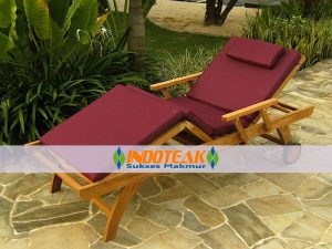 Laguna Lounger With Arm And Cushion In Red Color