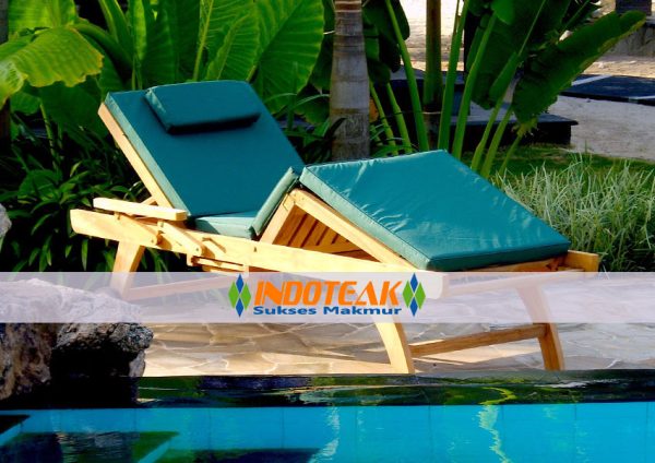 Laguna Lounger With Arm And Cushion In Green Color